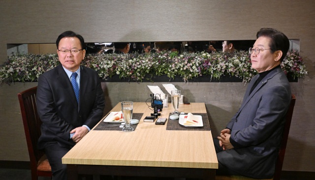 <b>이재명</b> 대표, 김부겸 전 총리와 <b>만찬</b> 회동에서 <b>민주당</b> 정체성... 