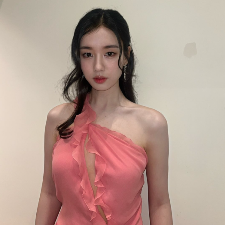  1회 디 어워즈 안은진 파격 드레스 코디 어떤거?