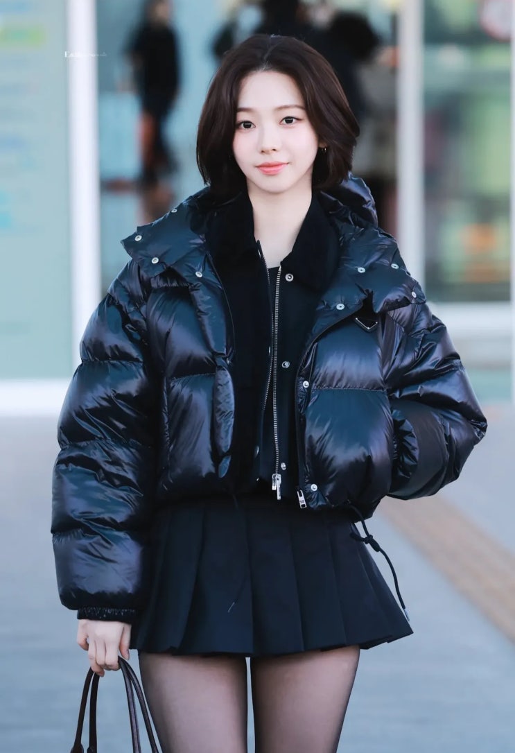 비주얼 쇼크 <b>단발</b> <b>카리나</b> 프라다 코디 정보 zip