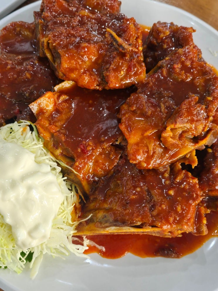  매콤한 맛이 중독적인 뼈숯불구이 신동궁감자탕