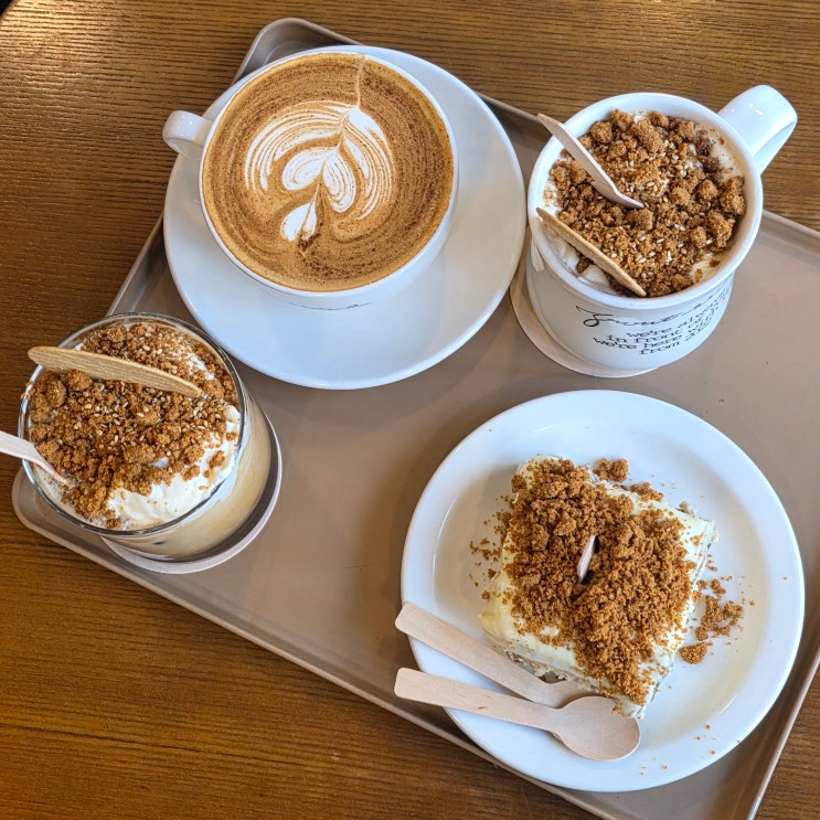 신사 프론트서울 박태준 만화회사 카페 - Banana Pudding Cake/Front Cream Latte 신사 프론트서울 박태준 만화회사 카페 - Banana Pudding Cake/Front Cream Latte