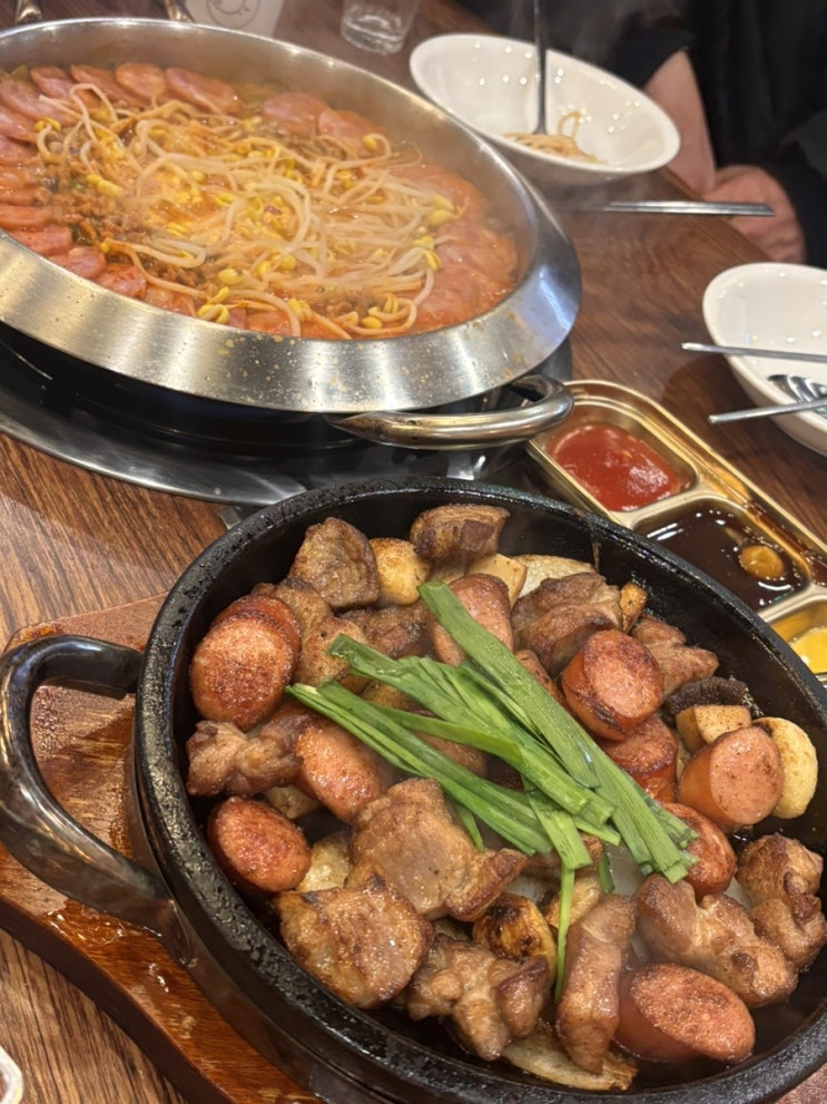  [교대/서초]점심, 저녁, 회식하기 좋은 맛집 부대찌개 대사관 교대점(Feet. 부대찌개, 돌판목쏘볶음 세트)!