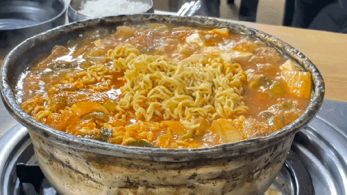  장수식당 _ 회기역 근처 김치찌개 시키면 라면 무한 사리 주는 집밥스타일 장수식당!