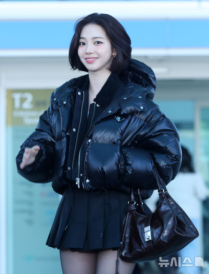 <b>단발</b>로 변신한 <b>카리나</b>, '예뻐도 너무 예뻐' (+프라다 패딩)