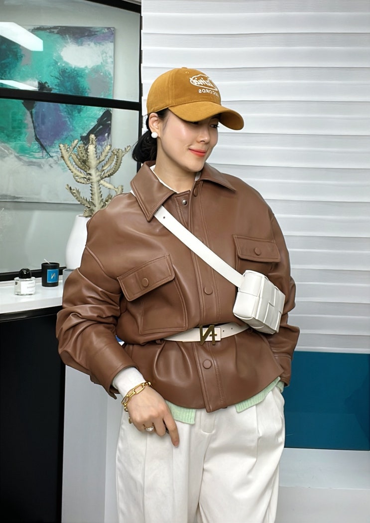  캐주얼 양가죽 자켓 코디(화이트 바지 브라운 모자 활용)