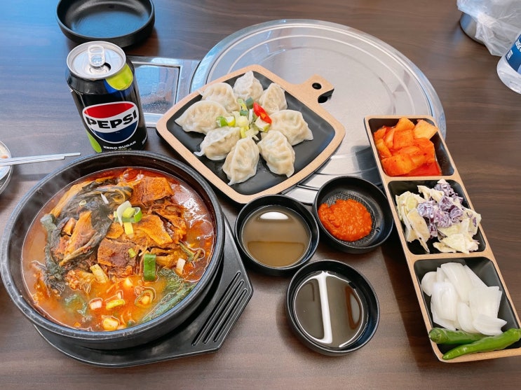  부산 남천동 국밥 맛집 큼직한 고기와 얼큰한 국물 뼈 해장국 혼밥후기