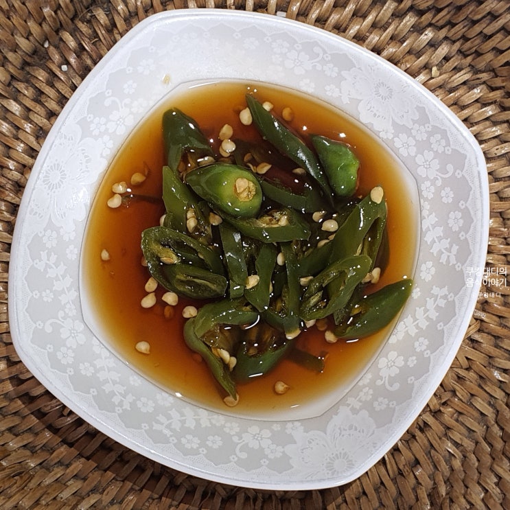  새콤달콤 고추 장아찌 레시피 끓이지 않고 쉽고 간단하게 장아찌 간장소스로 만들기