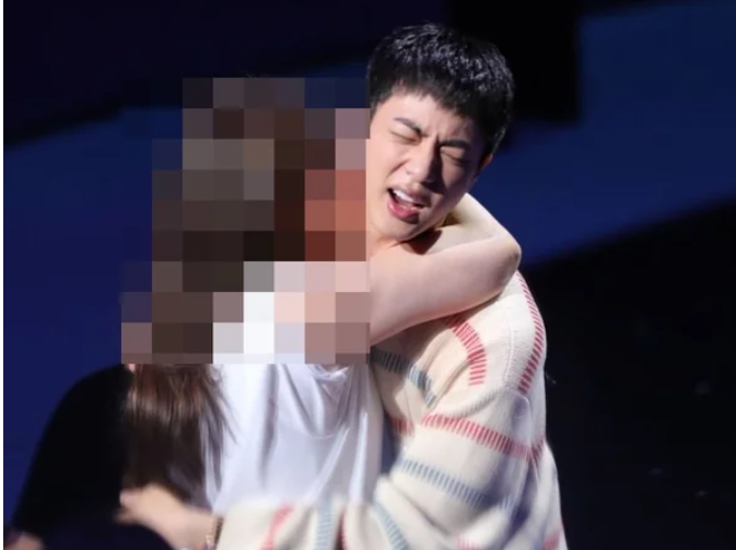 <b>BTS 진 기습 뽀뽀</b> 사건, 50대 일본인 여성 형사 입건! 경찰... 