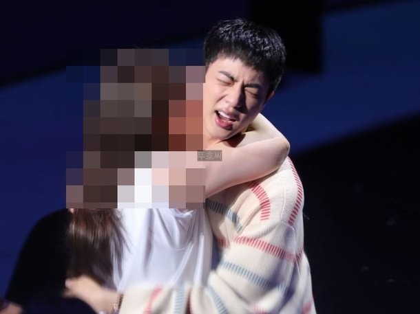 <b>bts 진 성추행</b> 50대 여성 형사입건 팬미팅 행사에서 볼뽀뽀