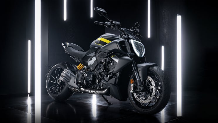  디아벨 V4 '블랙 로드스터' / 2025 디아벨 V4 신규컬러 Black Roadster' - 두카티 송도점 임재원