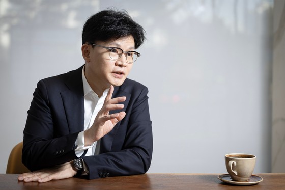 <b>한동훈</b> "차기 대통령, 개헌하고 3년 뒤 물러나야" <b>한동훈</b> [책]... 