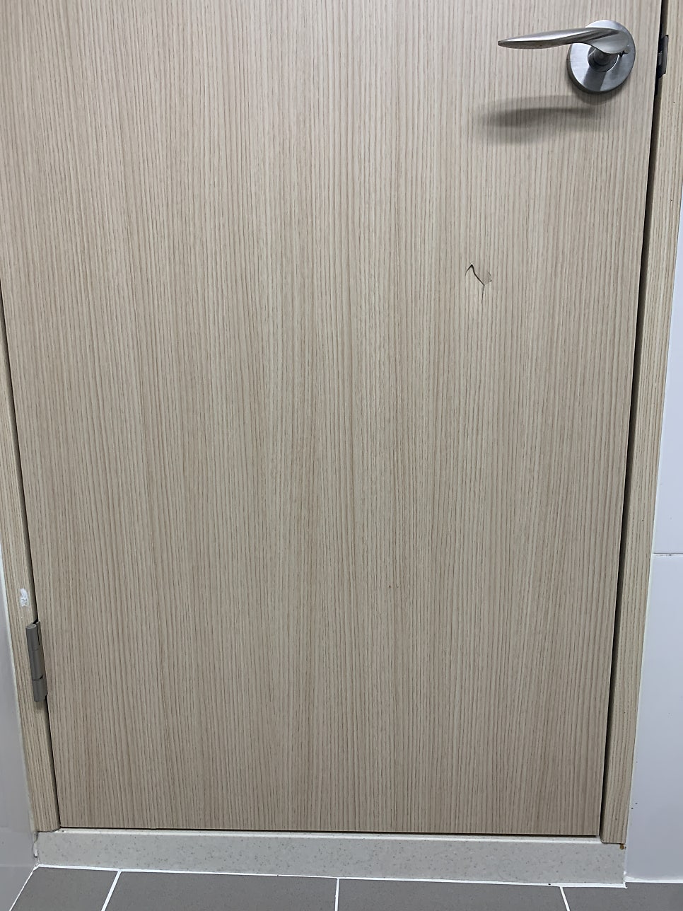 구멍난문보수 파손찍힌문복원수리 판교강남