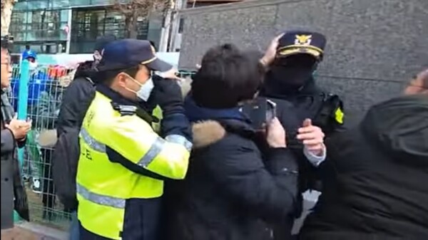 ‘시국선언’서 대진연 추정 남성 <b>경찰 폭행</b>...<b>현행범 체포</b>