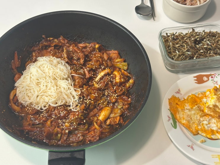  오징어대패삼겹살볶음(with.소면&콩나물)