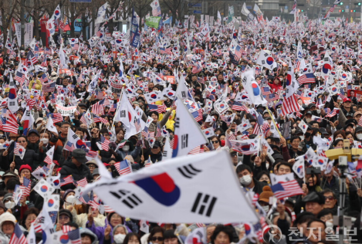 3.1절 전국 尹 <b>탄핵</b> 찬반 <b>집회</b>… <b>서울</b>서 반대 12만명·찬성... 