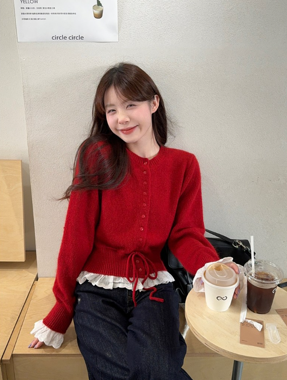  세련된 레드 컬러의 허리스트랩 특징인 여자 가디건 코디 추천