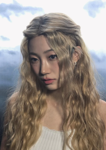 르세라핌 카즈하 여신 금발 헤어스타일 날개 달린 모습 배경화면 프로필 나이 학력