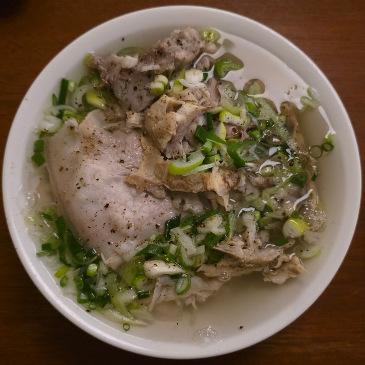  서울 2025 블루리본 맛집 신촌 송준옥 - 맑은뼈국(특) 국밥과 (L)수육샐러드