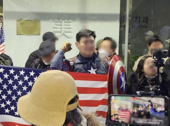 '캡틴 아메리카' 尹지지자, 검찰 송치…미군 신분증도 위조