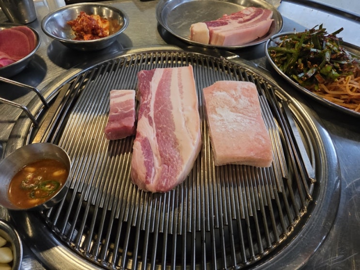  연탄불에 굽는 두꺼운 삼겹살과 껍데기 진주 중안동 맛집 불타는 연탄집