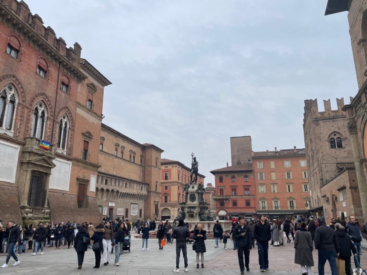  이탈리아 볼로냐 마조레 광장과 넵튠 광장 그리고 광장 내 건물들