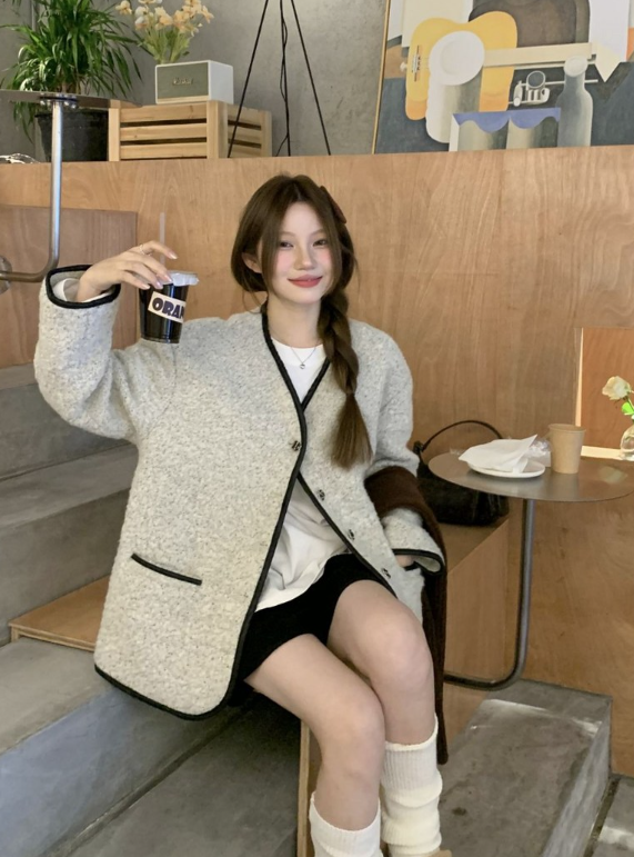  봄 햇살 받으며 여성들에게 입기 좋은 노카라 싱글 플리스 여자 자켓 코디 추천해볼게요.