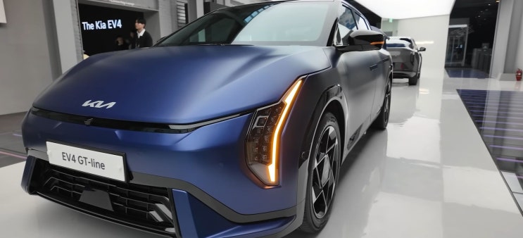  기아 전기차 세단 EV4 매력 EV3와 다른점 디자인 인테리어 가성비 가격 리뷰