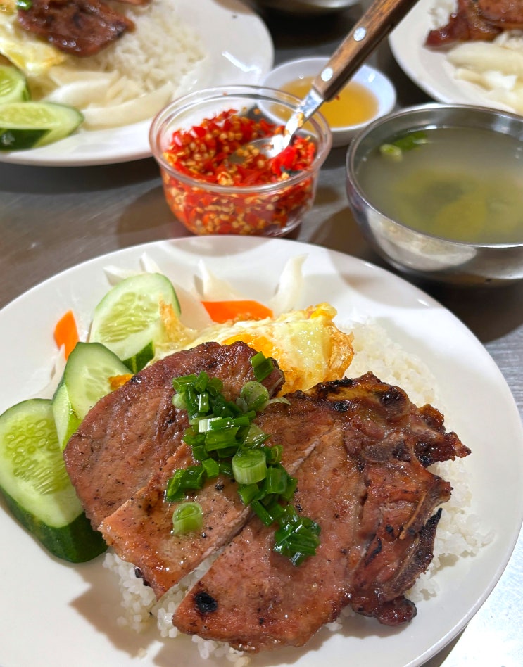  베트남 달랏 여행 맛집 - 껌땀(Com Tam) 꼭 먹어봐야하는 가성비 현지인 로컬 맛집 숯불 돼지갈비 덮밥 내돈내산 추천 후기