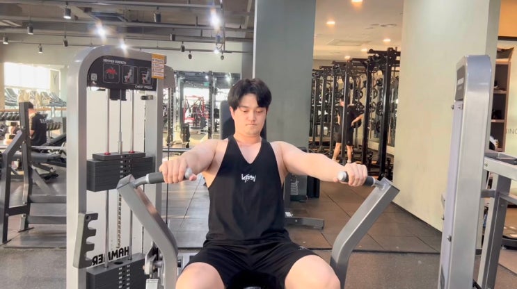 가슴운동 종류 추천 체스트 프레스 머신 자세 가슴 근육 키우는 효과 가슴운동 종류 추천 체스트 프레스 머신 자세 가슴 근육 키우는 효과