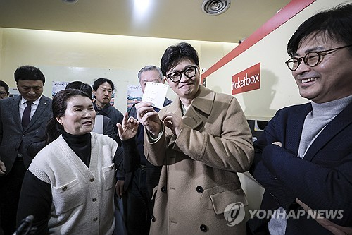 <b>한동훈</b>, <b>개헌</b> 필요성 강조… "<b>이재명</b>, 헌법 아닌 본인 지키려는 것"