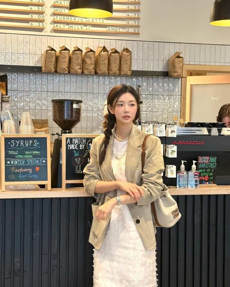  솔로지옥 이시안의 뉴욕 여행에서 봄 자켓 코디와 함께한 여자 패션 브랜드 온앤온 꽃무늬 민소매 원피스 추천