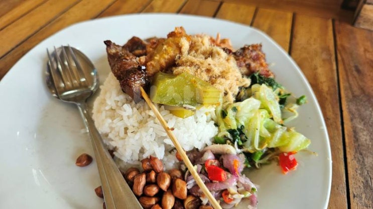  나시짬뿌르,바비굴링 warung makan RR