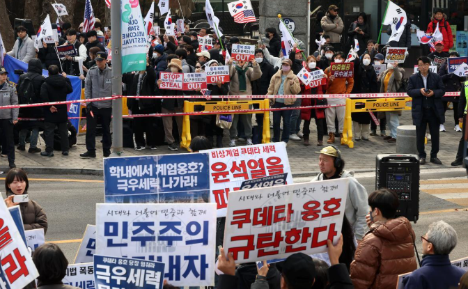 대학가 <b>탄핵</b>반대 / 찬성 개강 앞두고 맞불 <b>집회</b>에 골치