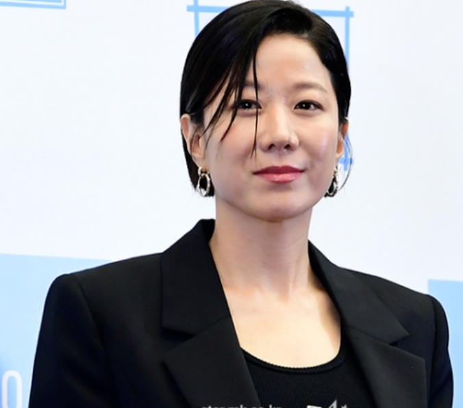 <b>전혜진</b>, 故 이선균 비보 후 첫 복귀작 '<b>라이딩 인생</b>' 선택