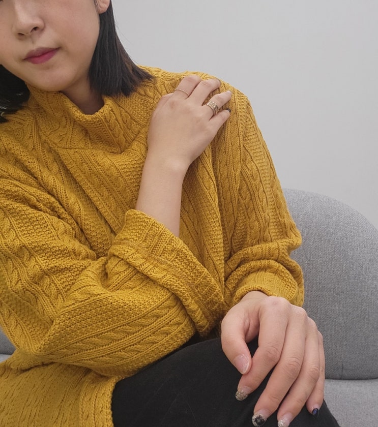  겨울 데일리룩으로 딱 하트너마켓 하이넥 투웨이 꽈배기 트임 사선 니트