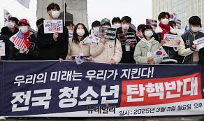 [포토] 광화문에 모인 10대 <b>청소년</b>들, 광화문서 <b>탄핵반대</b>... 