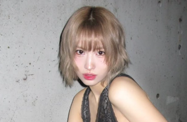 해외 유닛 활동 중인 모모가 신은 여자 연예인 스니커즈로 인기인 아식스 오니츠카타이거 여성 검정색 운동화 추천