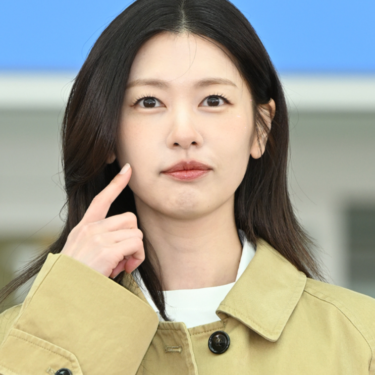  정소민의 공항패션 아크네스튜디오 여자 셋업 자켓, 스커트 코디