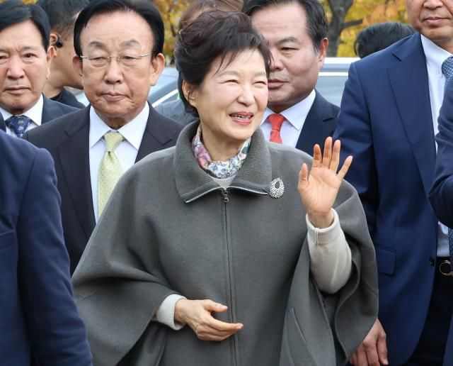 與 '파면' 박근혜 예방 악수 됐나…