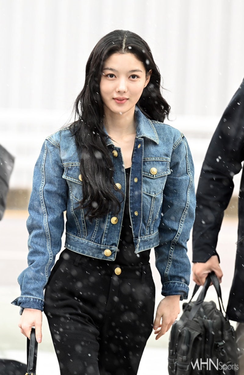 김유정 공항패션, 눈꽃 속 여신 비주얼! 발망 25FW 파리패션위크 출국