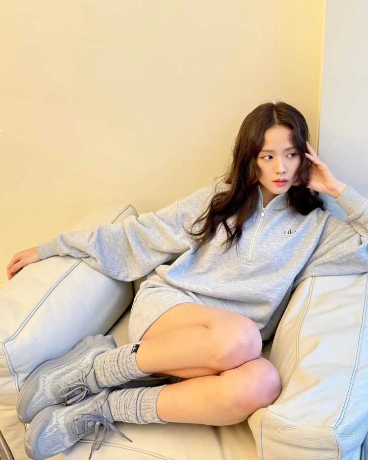  블랙핑크 지수의 그레이로 완성한 여성 에슬레져룩의 포인트 운동화! 알로 여자 러닝화 추천