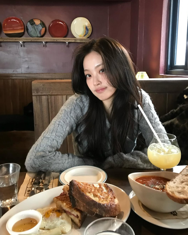 성수의 바이브를 보여준 최희진의 가방으로 20대 여자 대학생에게 인기인 중저가 백화점 브랜드 스탠드오일 피카백