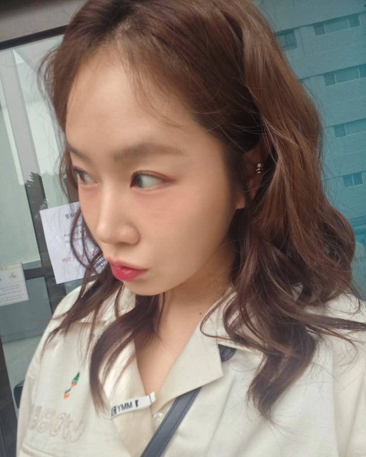  소유, 감각적인 데일리룩으로 스타일리시한 여자 봄 패션 매력 발산