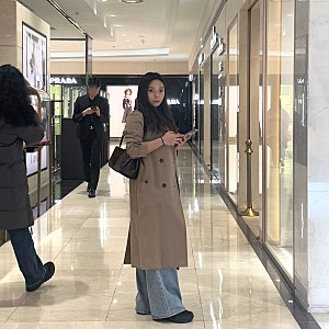 키작녀 트렌치코트: 비지트인뉴욕 트렌치코트 박소현 착용