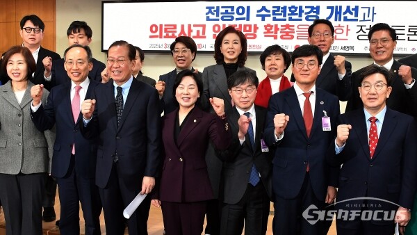 국민의힘 “<b>의료개혁</b>·의정갈등 해결할 것…대화 피하지 말라”