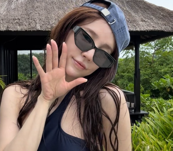  윤은혜, 따쓰한 발리서 탄탄한 모노키니 여성 수영복 자태 뽐내