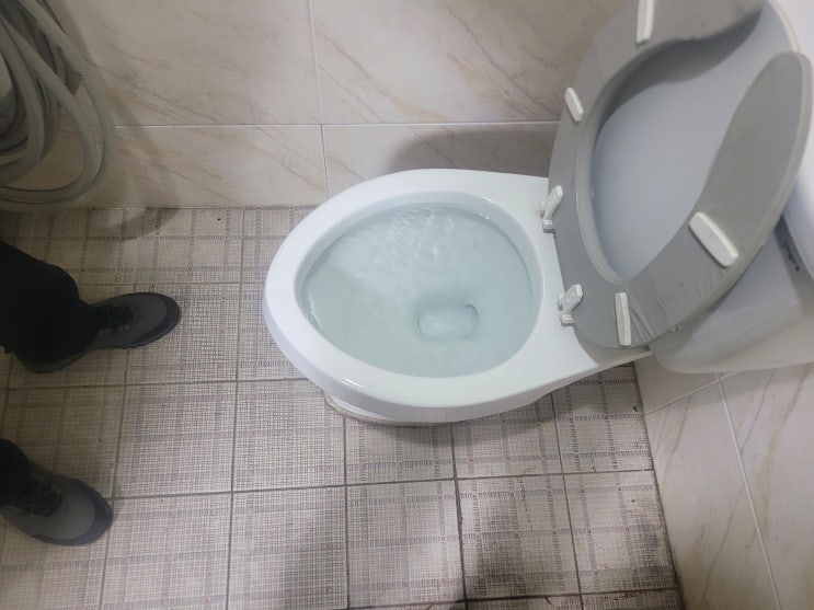  변기꿀렁 물역류 물티슈 화장실 변기에 넣으면 막힘 발생 서울 경기