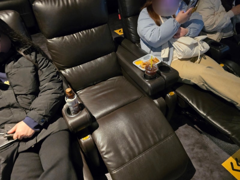 메가박스 안산 중앙 리클라이너 영화관 (일반좌석과 가격대 비슷하지만 누워서 편안하게 관....