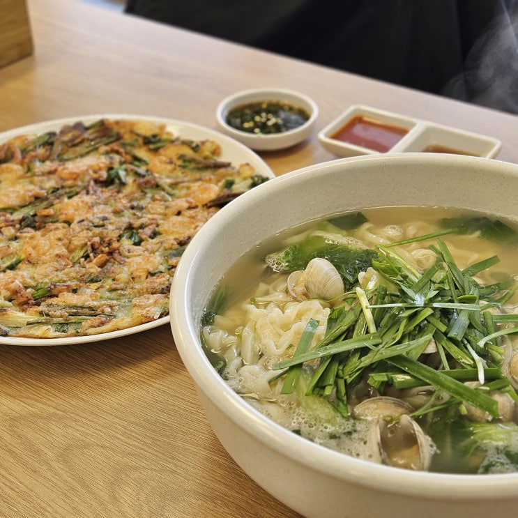  경산 영남대 맑고 시원한 동죽칼국수 맛집 바삭한 파전 맛집