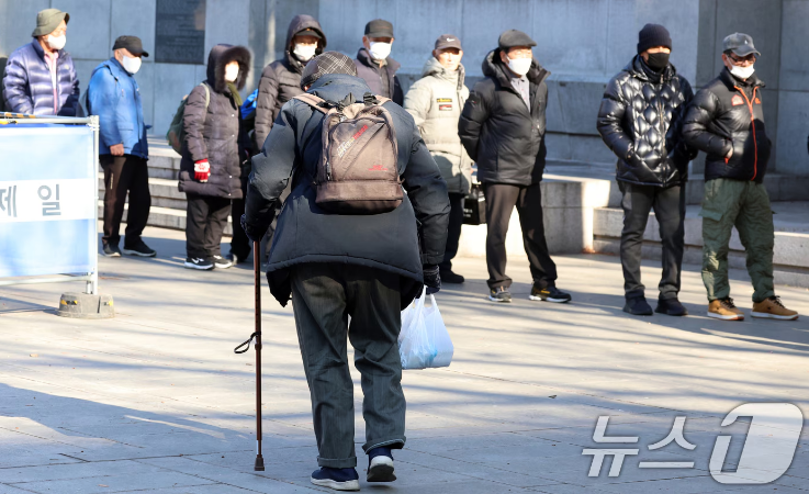 韓 노인 왜 가난한가 봤더니…"연금 소득대체율 낮아서" 韓 노인 왜 가난한가 봤더니…"연금 소득대체율 낮아서"